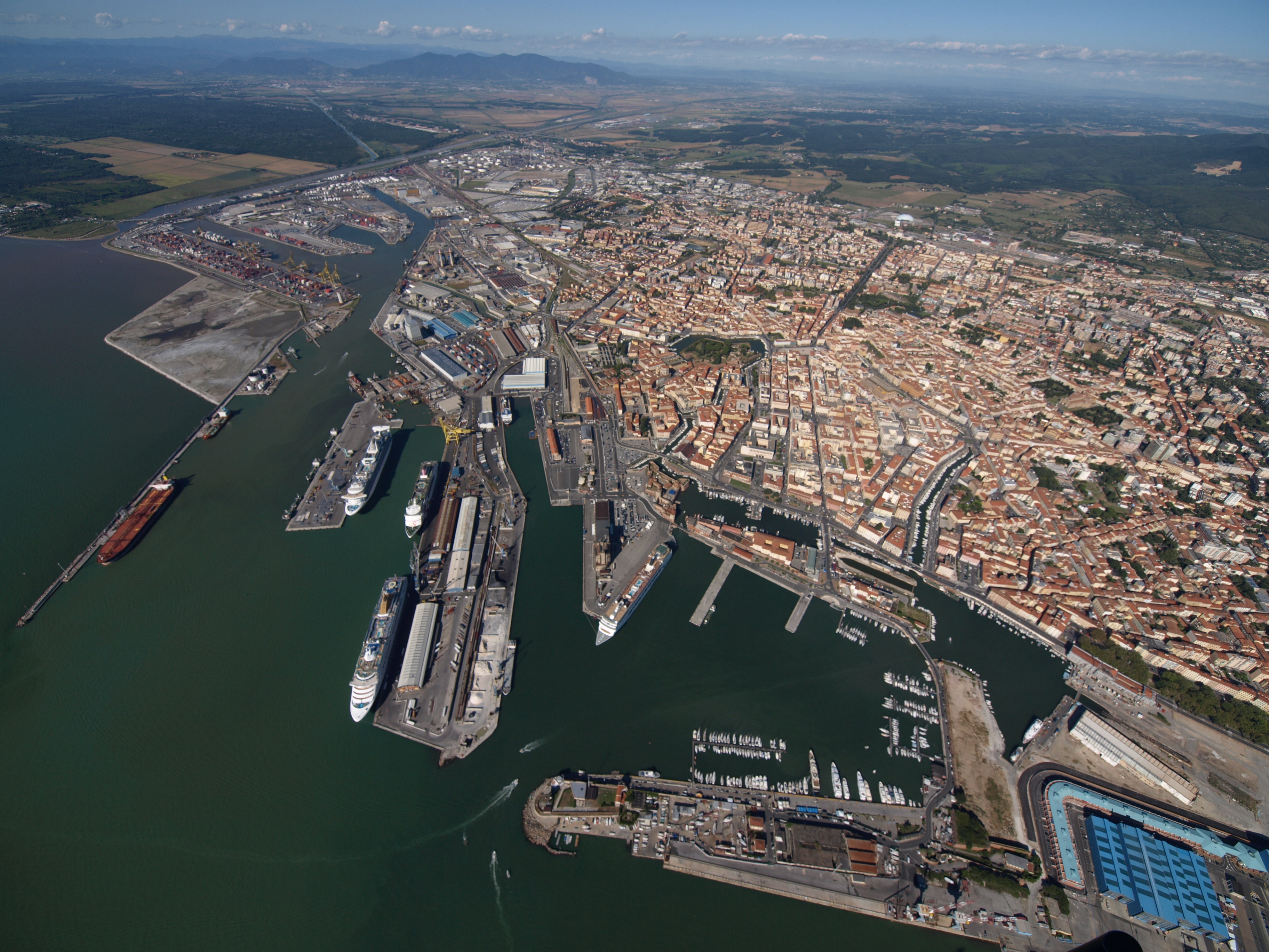 Lieve collisione tra due navi nella rada del porto di Livorno