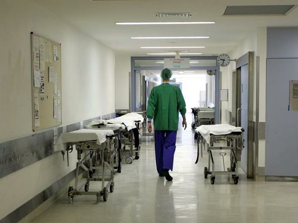 Rubava negli armadietti vestita da medico, arrestata