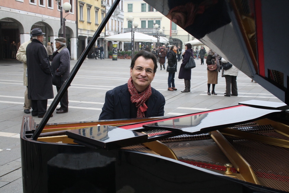 Un pianoforte a 15 metri d'altezza: l'esibizione domenica a Sanremo