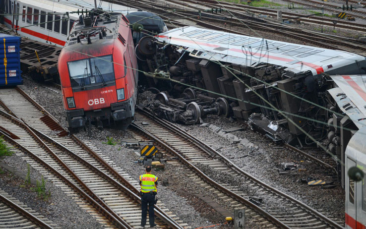 Scontro tra due treni in Germania, almeno quattro morti e cento feriti 