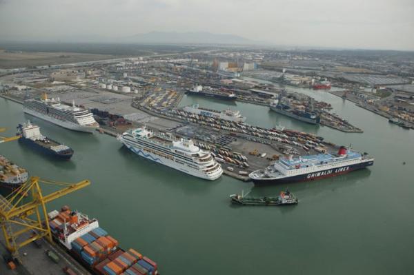 Forte vento, fermi i traghetti per isole in partenza da Livorno 