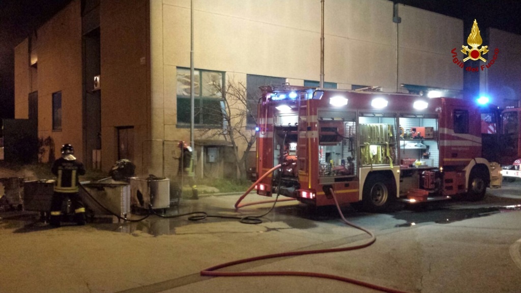 In fiamme lavanderia, si indaga sulle cause 