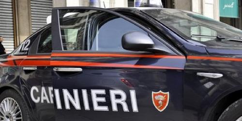 Litiga con il vicino, lo picchia e gli devasta casa