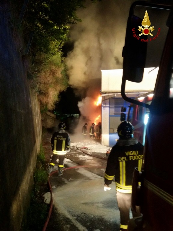 Chiavari, nella notte furgone distrutto da un incendio