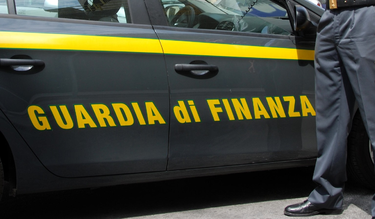 Comprava auto con i soldi degli investitori: denunciato un genovese