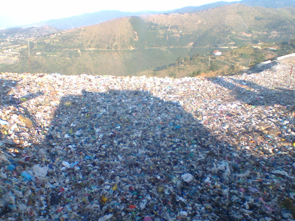 Sanremo, vive vicino a una discarica: 