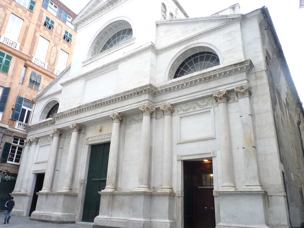 Il giallo dei manifesti ateisti davanti alle chiese del centro storico di Genova