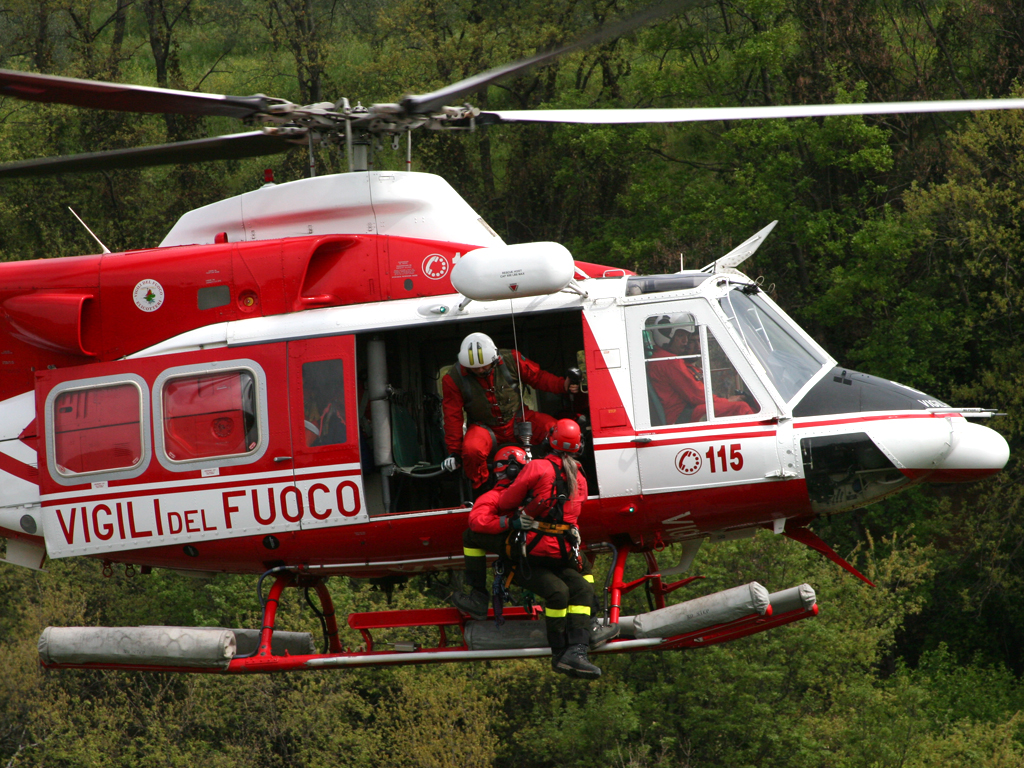 Cade col parapendio, trasportato in elicottero al San Martino