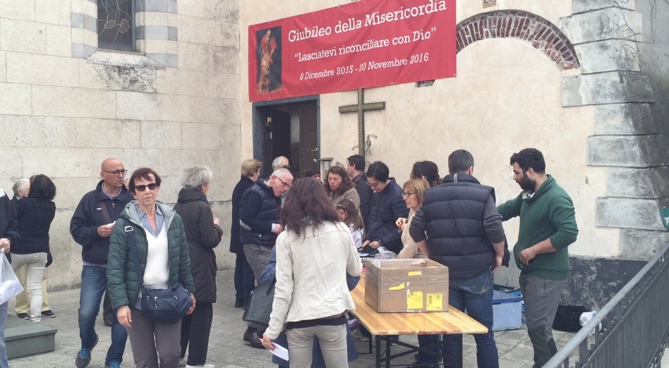 Caso latte, esauriti in pochi minuti i prodotti degli allevatori venduti davanti alla Chiesa di Sturla