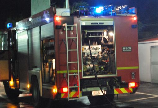 Brucia appartamento, salvati anziani intrappolati in casa