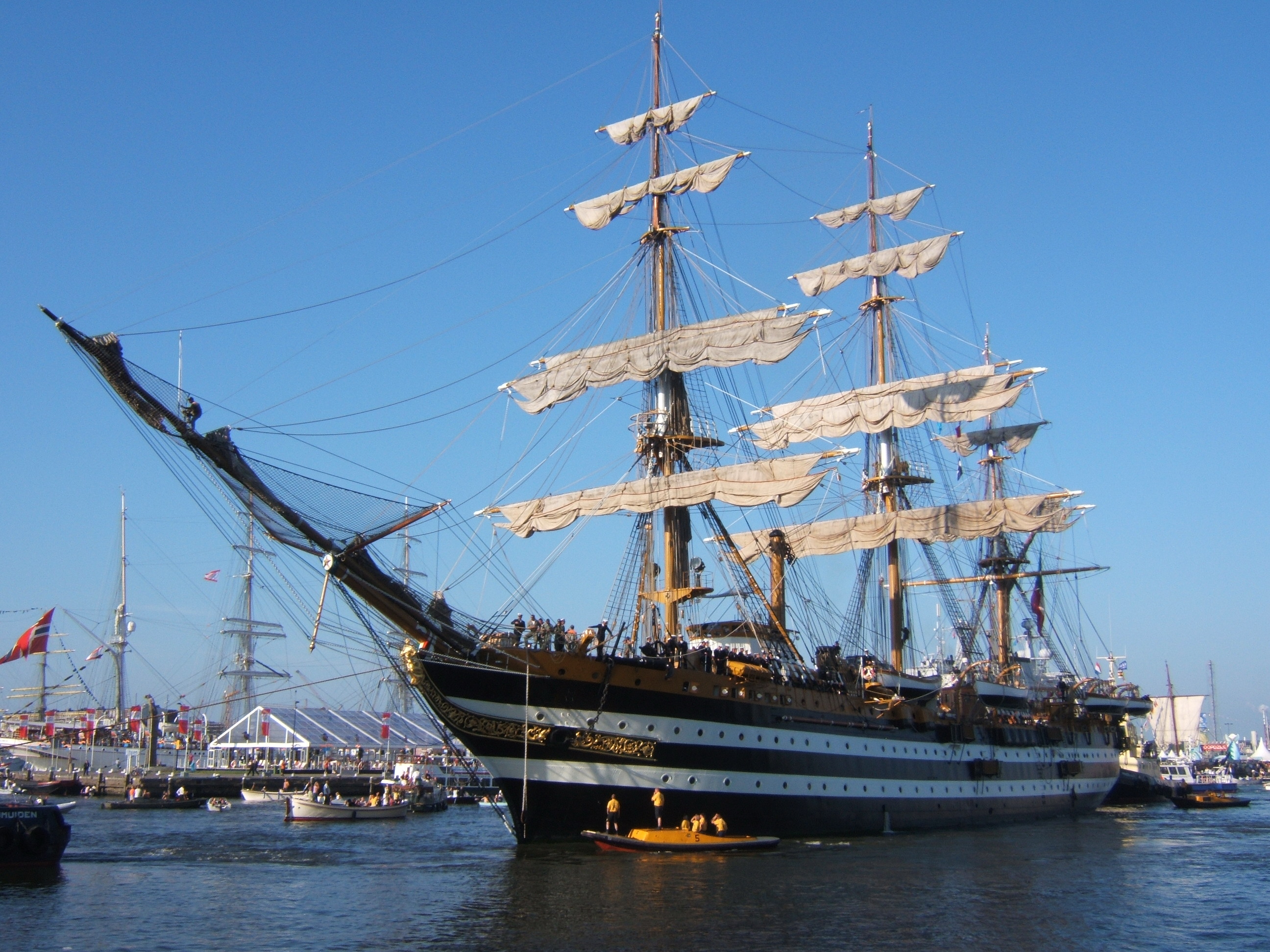 Dal porto della Spezia la nave scuola Amerigo Vespucci per promuovere le Olimpiadi
