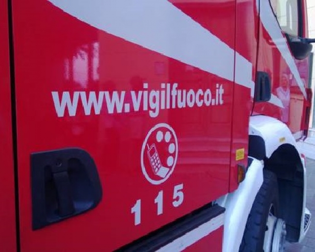 Auto finisce nella scarpata e si ribalta, paura nella notte a Sarzanello 