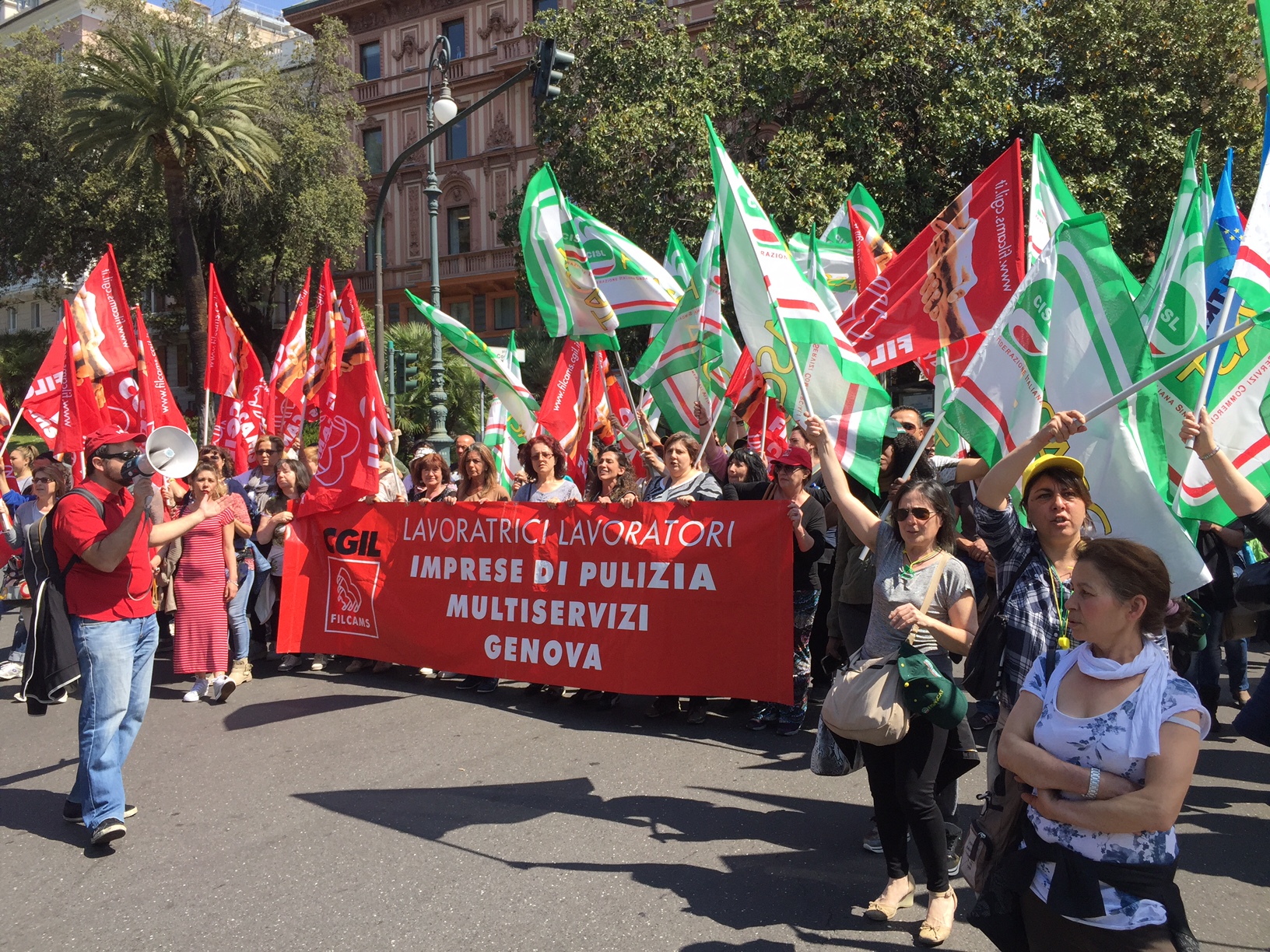 Sciopero dei lavoratori del turismo: mille in piazza, centro città in tilt