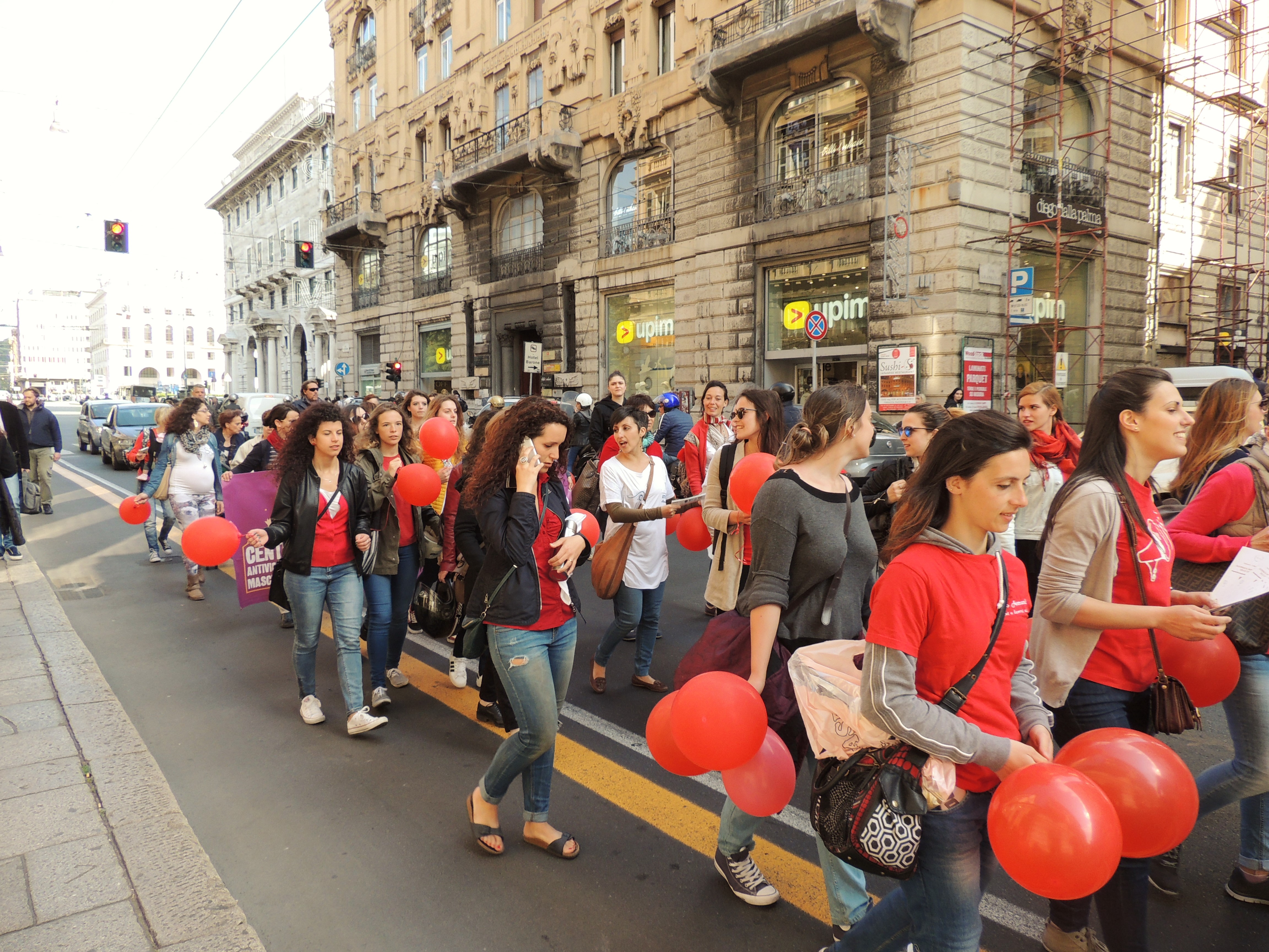 Le ostetriche genovesi in corteo per le vie del centro città