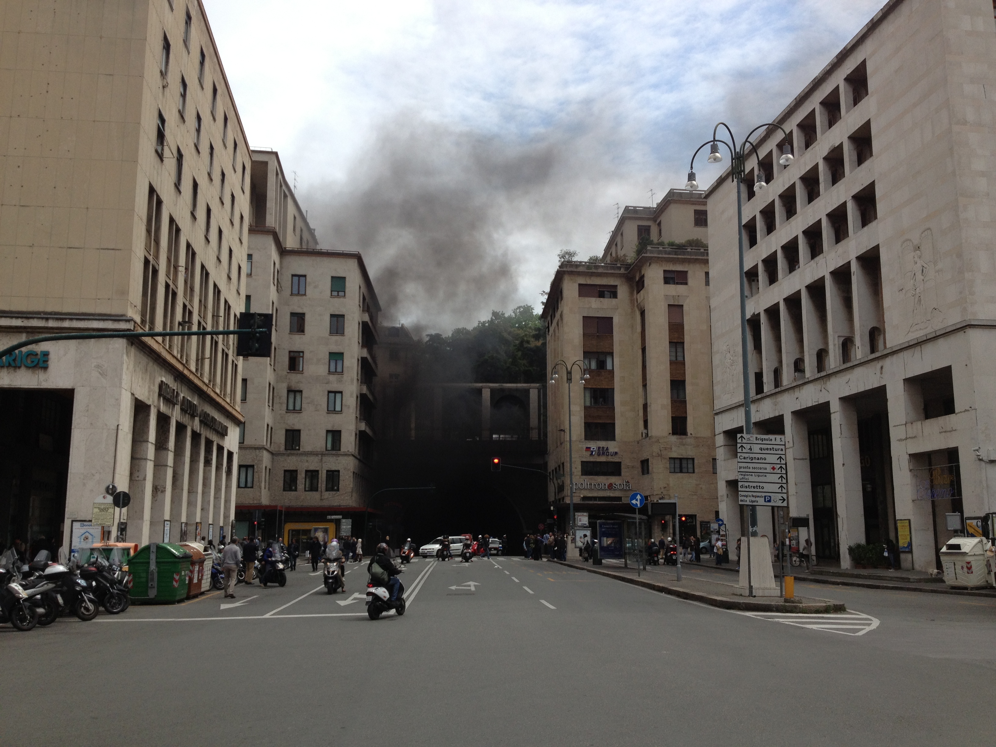 Auto elettrica va a fuoco in galleria, piazza Dante invasa dal fumo 