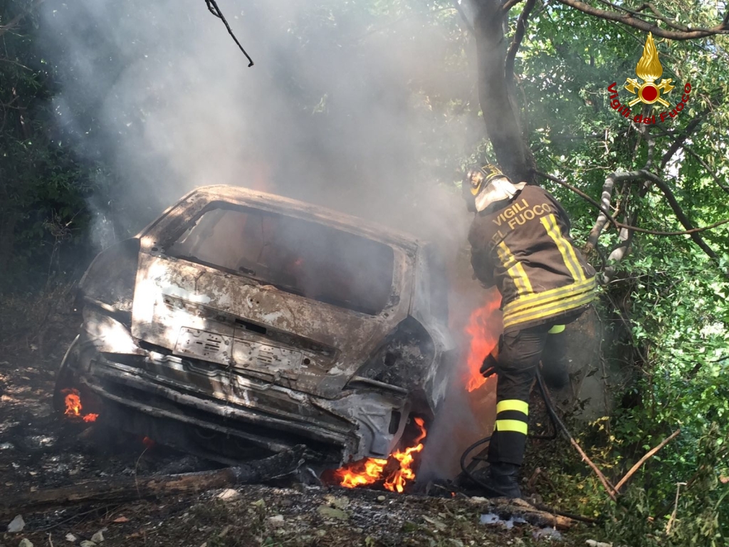 Un'auto prende fuoco alla Madonna del Monte, difficili le operazioni di spegnimento