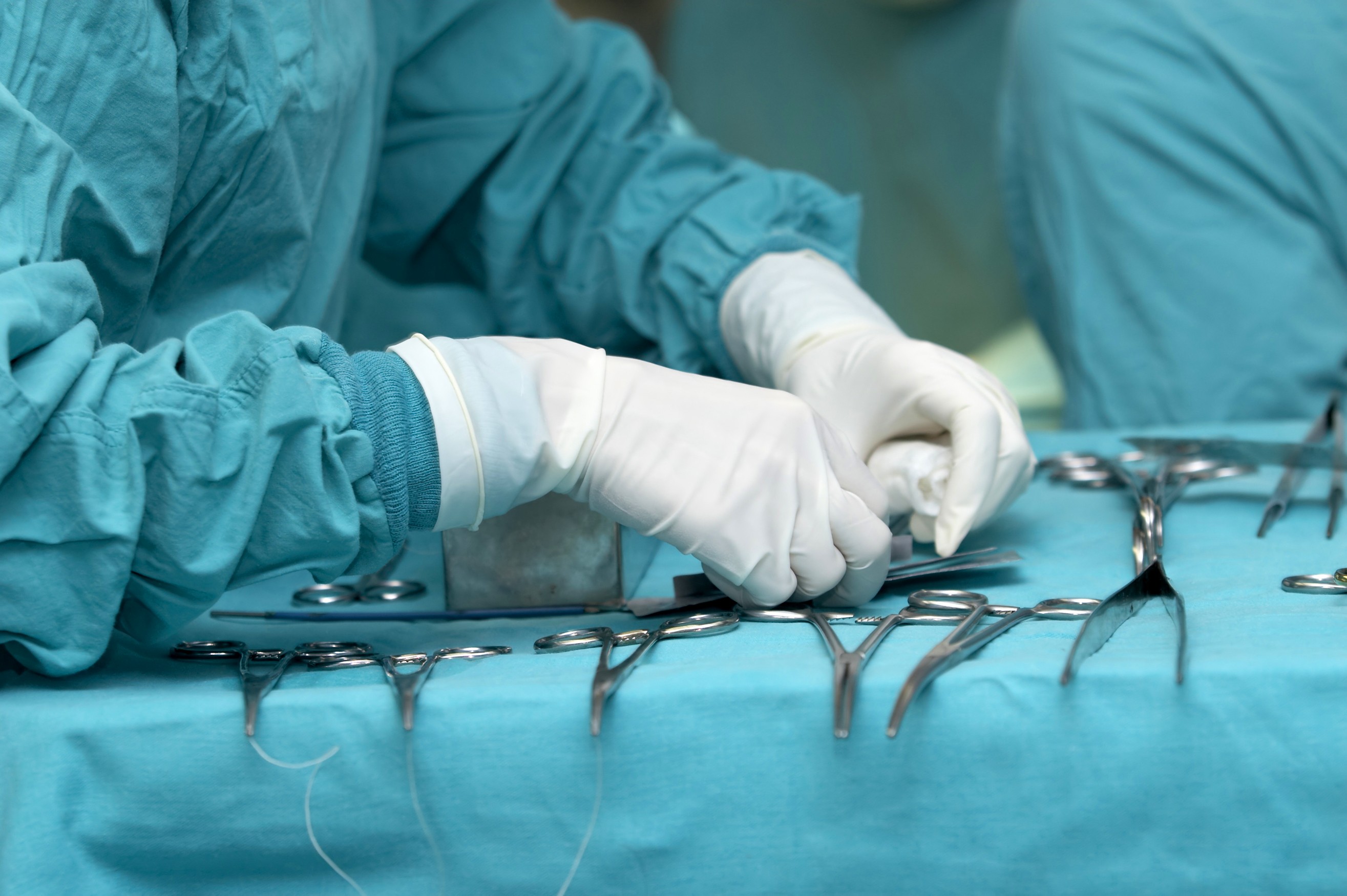 Muore dopo due interventi chirurgici, indagati quattro medici 