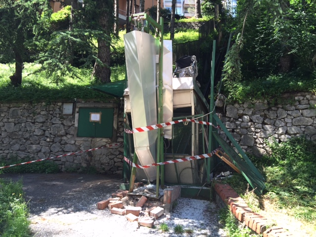 Pegli, crolla un ascensore con madre e figlia: donna grave, bimba di 3 anni al Gaslini