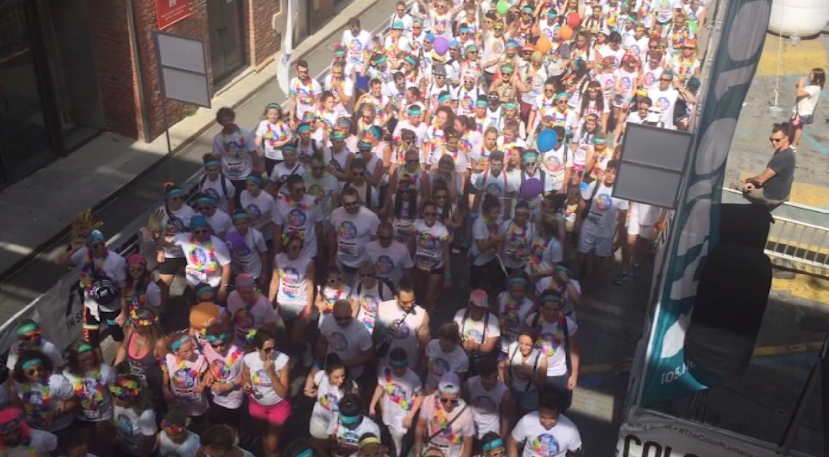 Color Run, la carica degli 8 mila di corsa per il centro di Genova