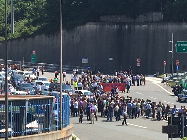 Esuberi Ericsson, blocchi a Genova. 