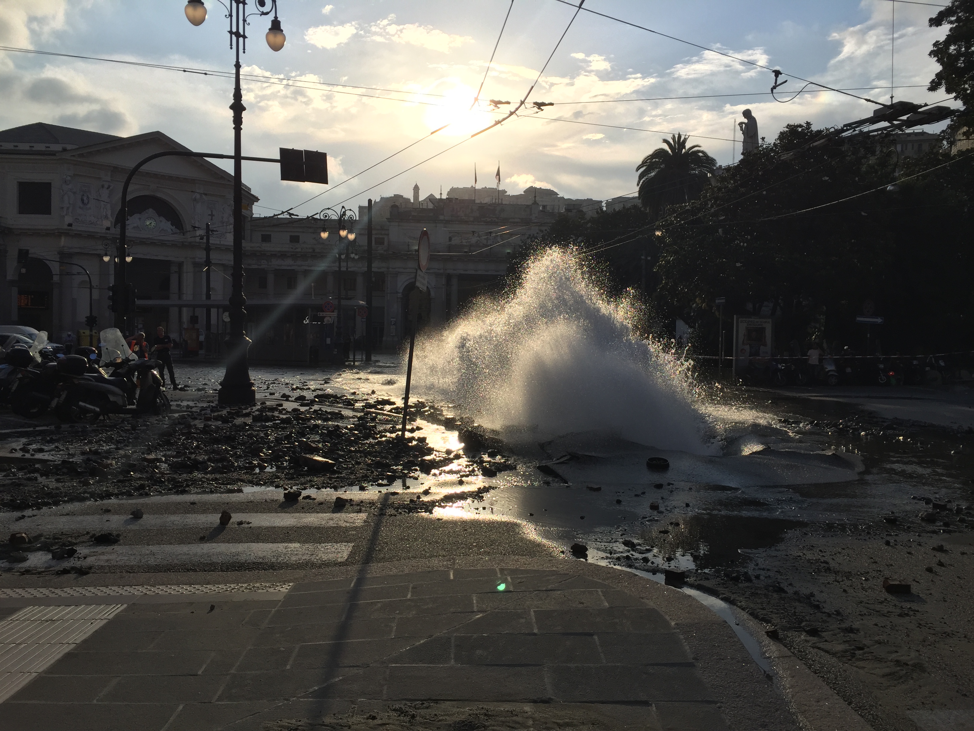 Si rompe un tubo dell'acqua a Principe, piazza Acquaverde diventa una piscina