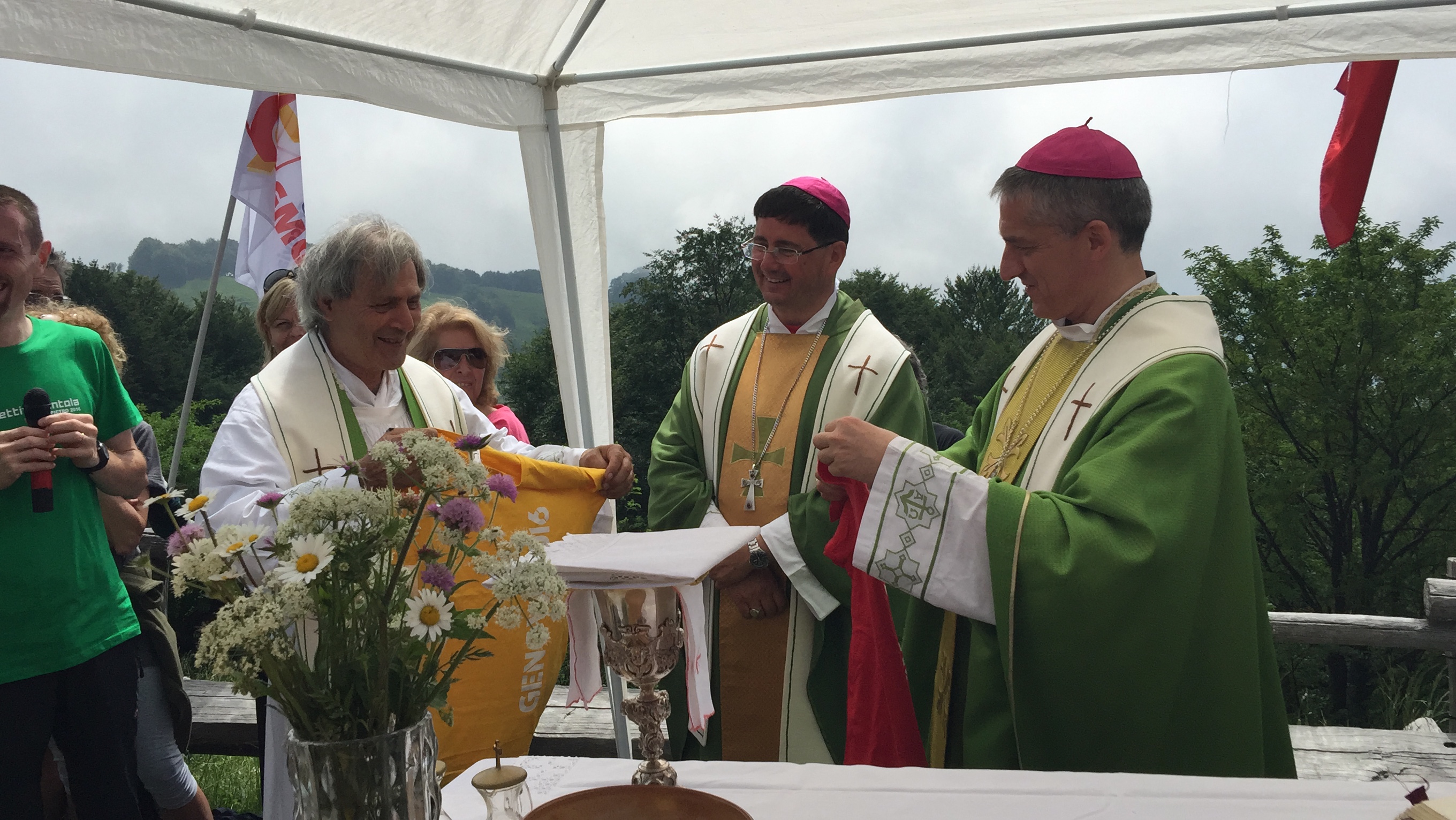Due vescovi con gli scarponi per la prima volta salgono insieme sul Monte Antola