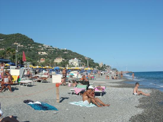 Finale ligure, anziano rischia di annegare al River Beach