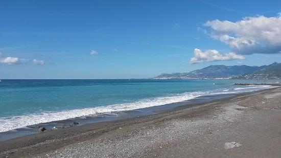 Si tuffa per salvare una bagnante, uomo rischia di annegare