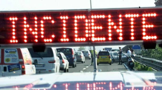 Scontro frontale tra due auto, ventiduenne in codice rosso