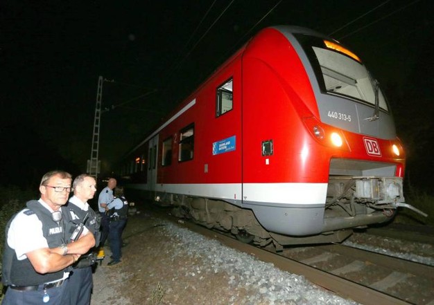 Aggredisce i passeggeri di un treno con un coltello e un'ascia, giovane afghano ucciso dalla polizia