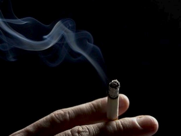Ladri sfuggono alla Polizia ma portano le sigarette alla complice: arrestati