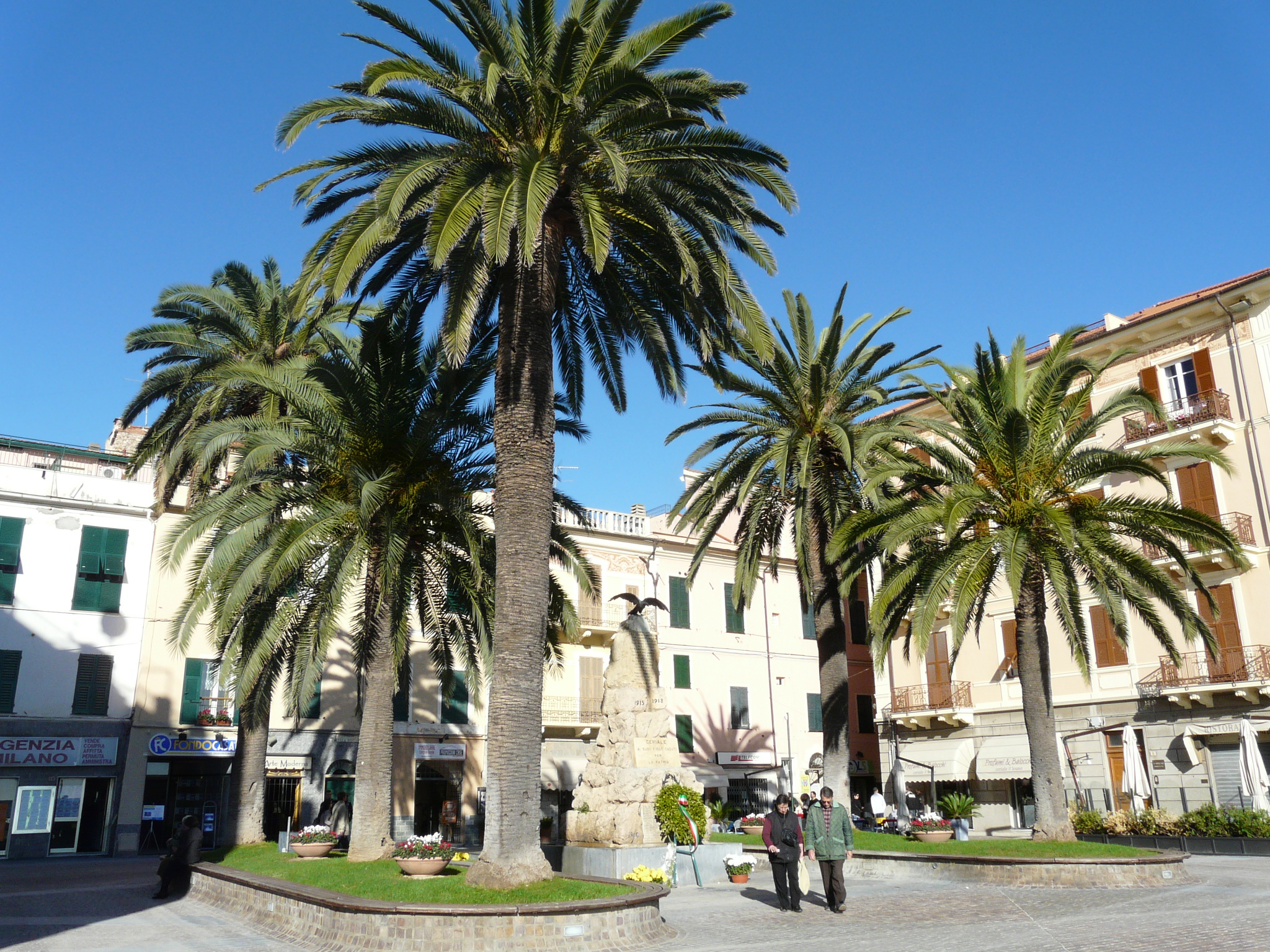 Trovato per strada con un vetro conficcato in una gamba, mistero sulle cause 