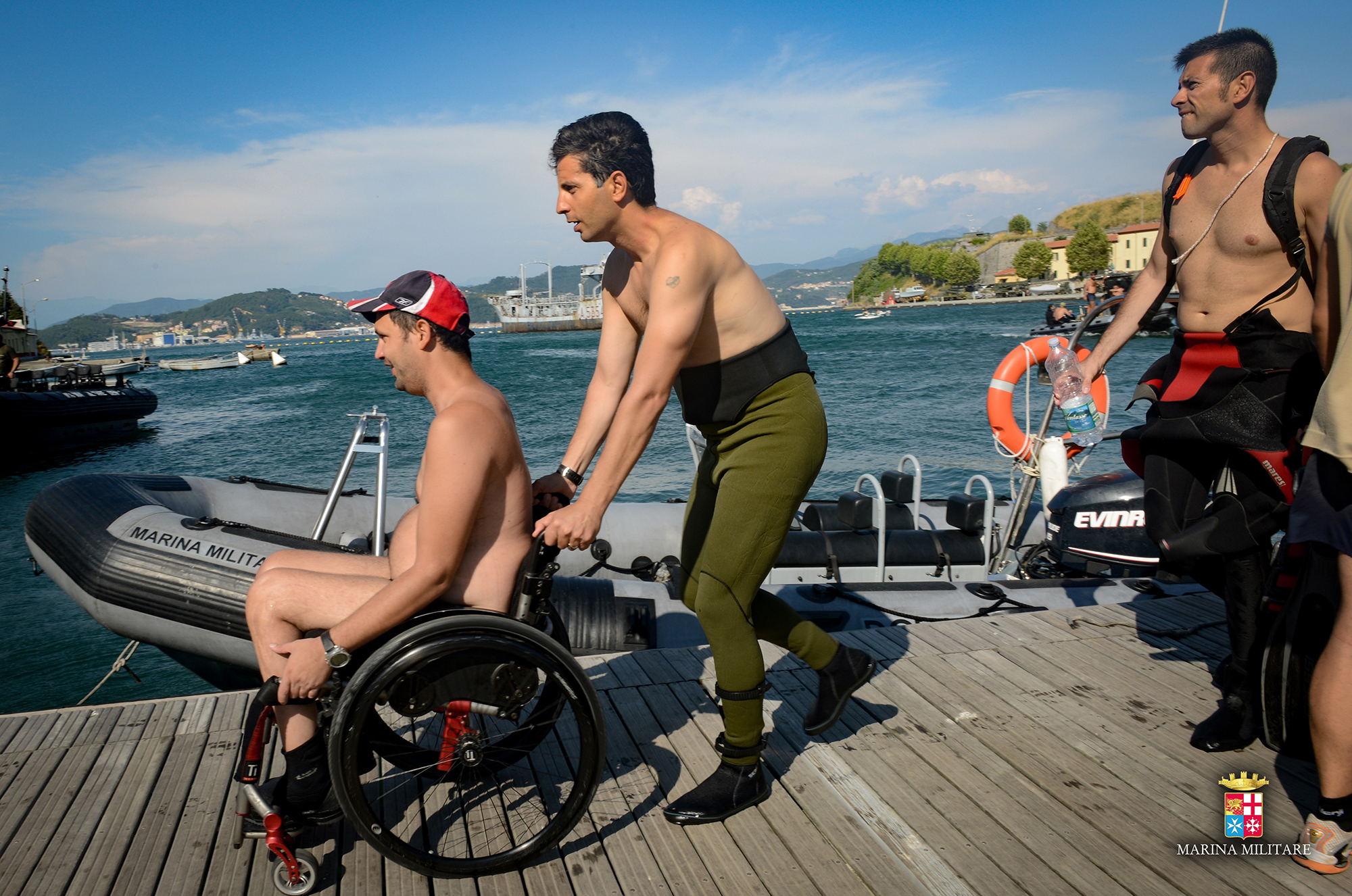 Gli operatori Comsubin si immergono insieme ai subacquei disabili