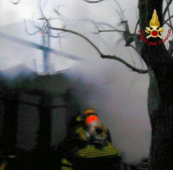 Distrutto dalle fiamme ricovero attrezzi, cane muore soffocato