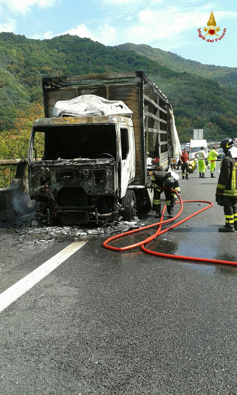 Camion in fiamme sulla A12, traffico bloccato
