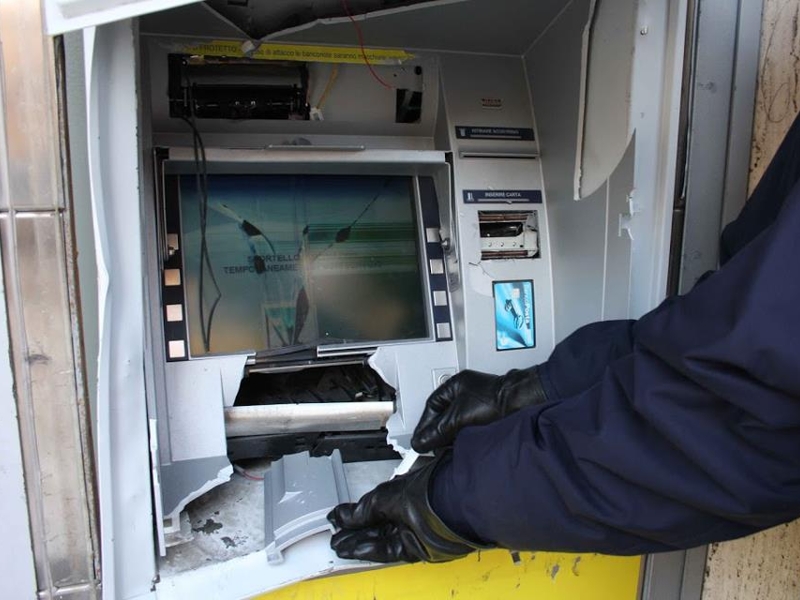 Assalti a bancomat con esplosivi e travi a Genova, individuata banda nel torinese