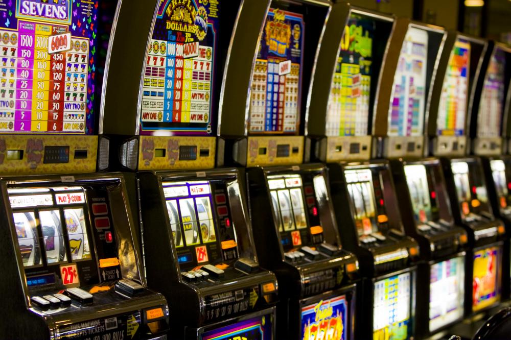 Volti coperti e pistola, rapinato un dipendente di una società di videopoker a Sanremo 