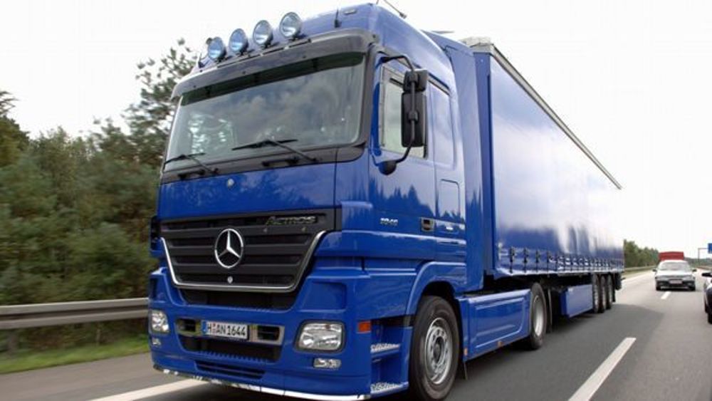 Percorre 400 km sulla A1 agganciato a un tir, giovane profugo salvato dalla polizia stradale