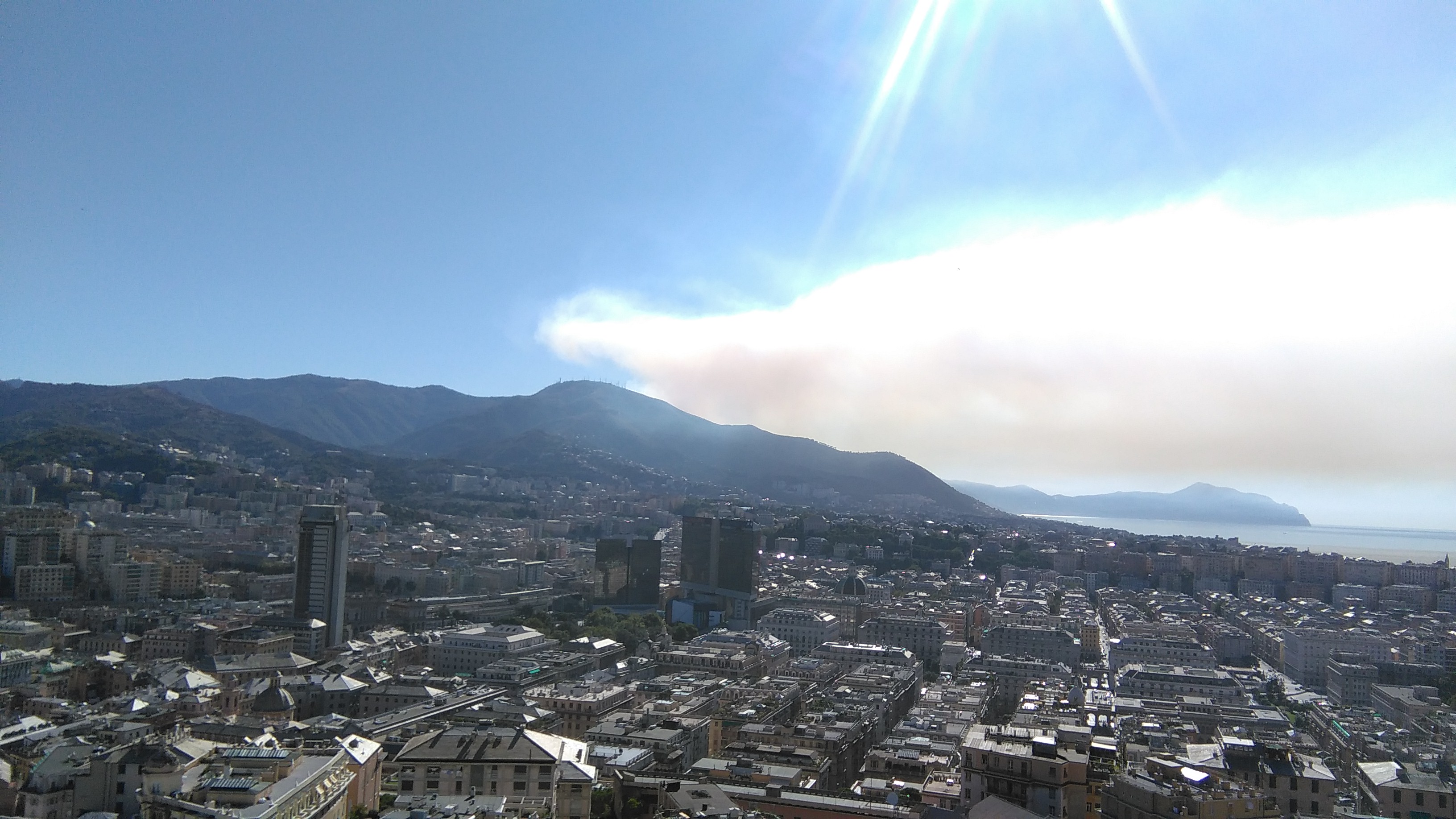 Incendio sulle alture di Genova fino a Bogliasco, due canadair in azione