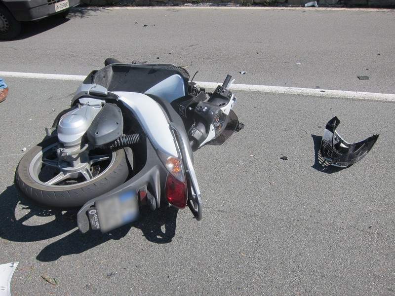 Si schianta con lo scooter contro un'auto a Savona, 17enne in gravi condizioni al Santa Corona