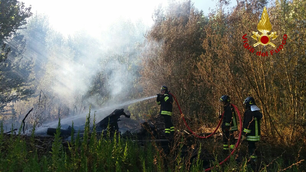 Incendio di legname sulle rive del Magra, due vigili del fuoco colpiti da malore 
