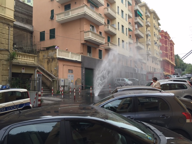 Nuovo tubo rotto a Genova, geyser in strada a Certosa 