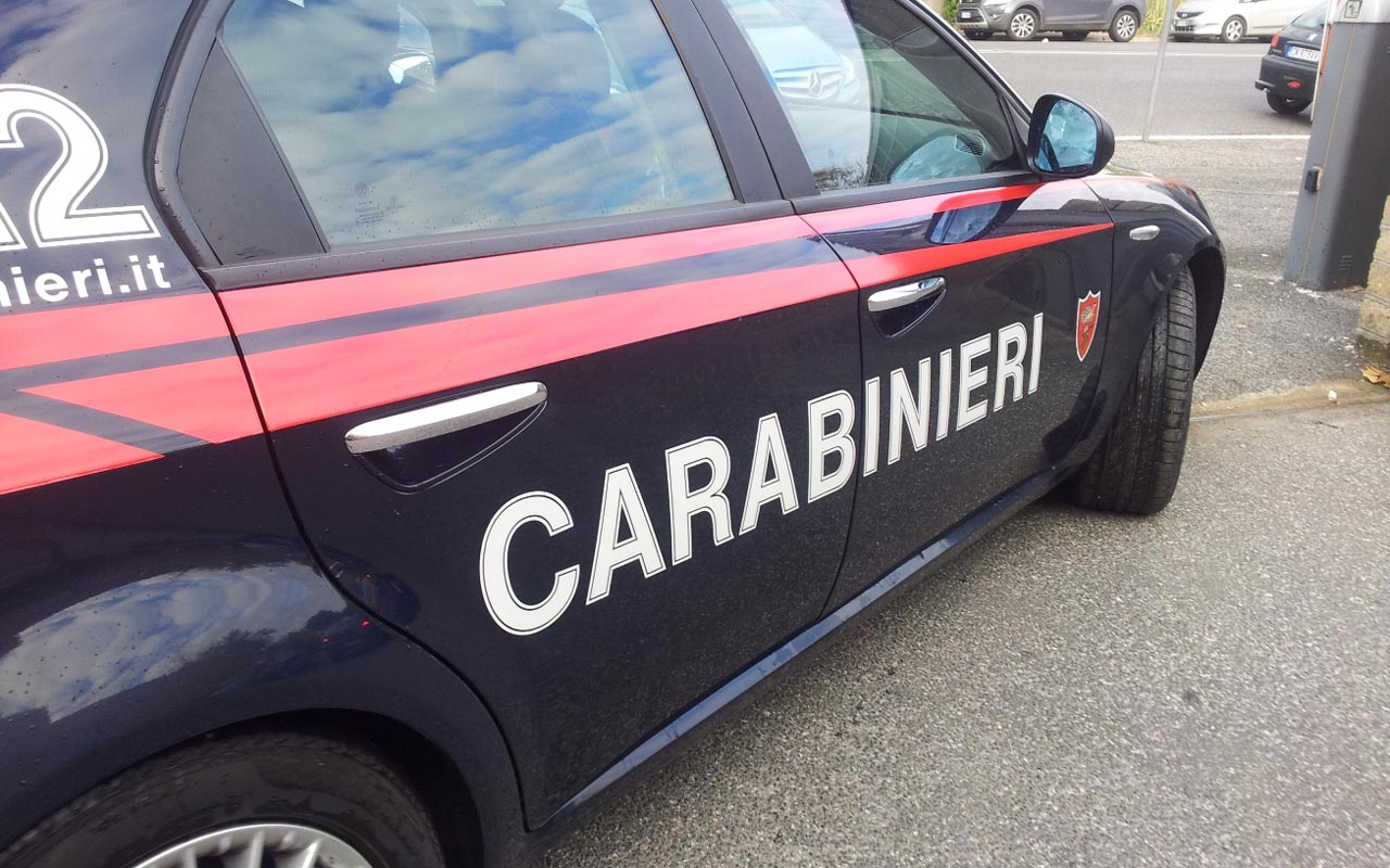 https://www.primocanale.it/materialiarchivio/immagininews/20160903164208-Carabinieri-volante.jpg