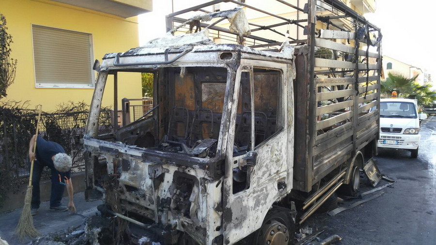 In fiamme un camion di frutta e verdura e due auto, evacuati i residenti del palazzo di fronte