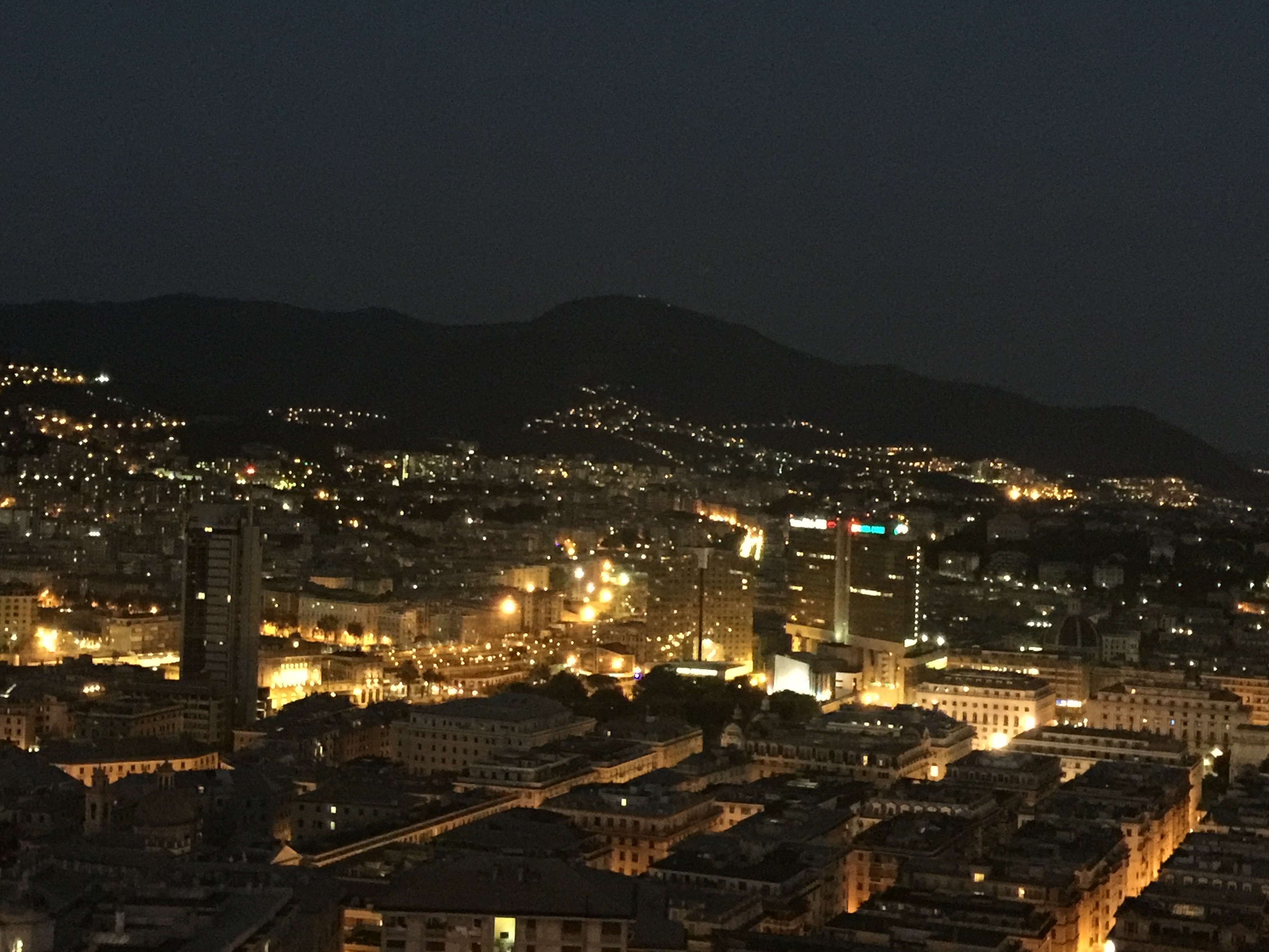 Incendio sulle alture di Genova: fiamme sotto controllo, paura per la notte