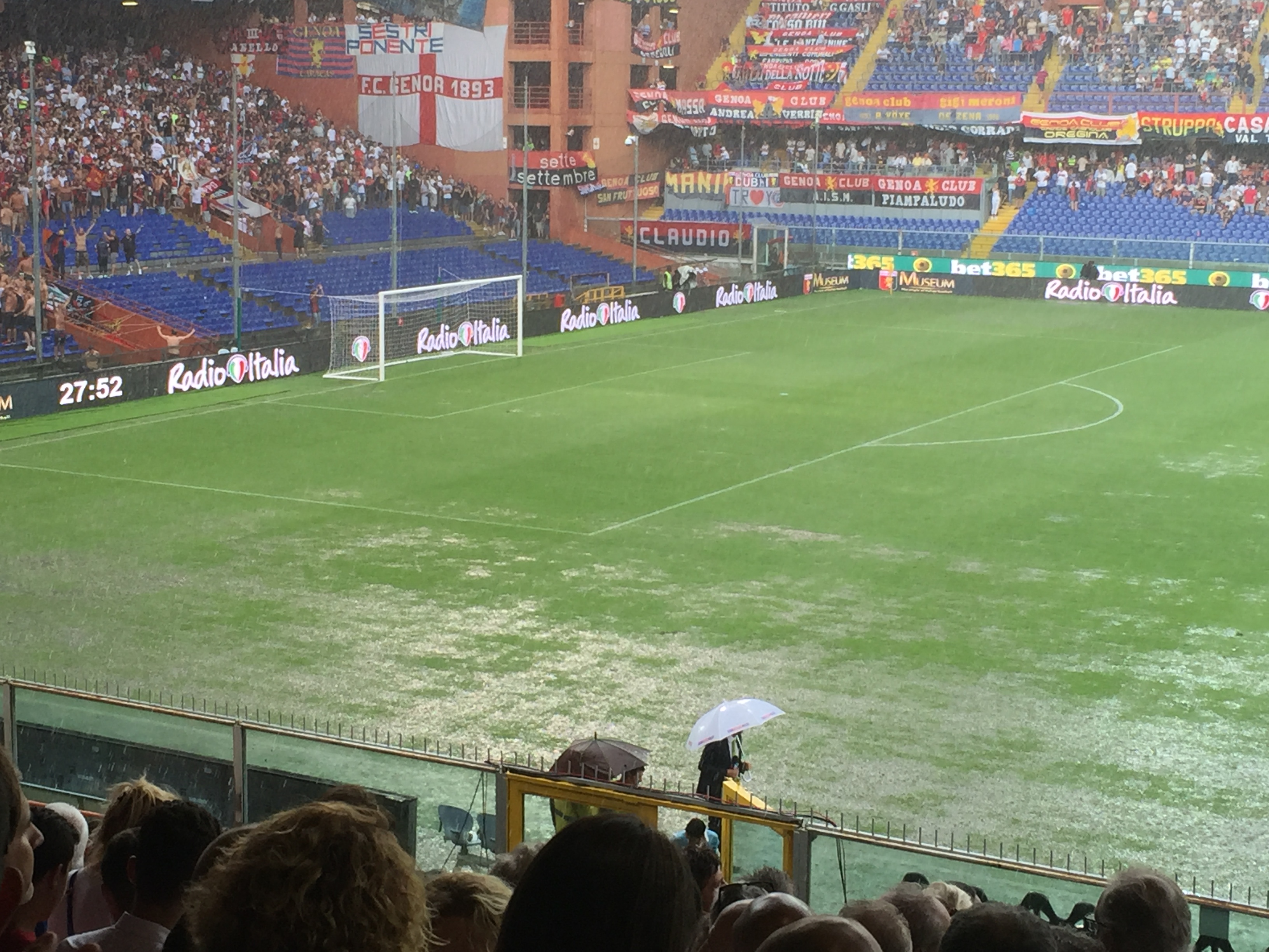 A Genova e Roma stesso diluvio, sorti diverse. Stop al Ferraris, ok all'Olimpico