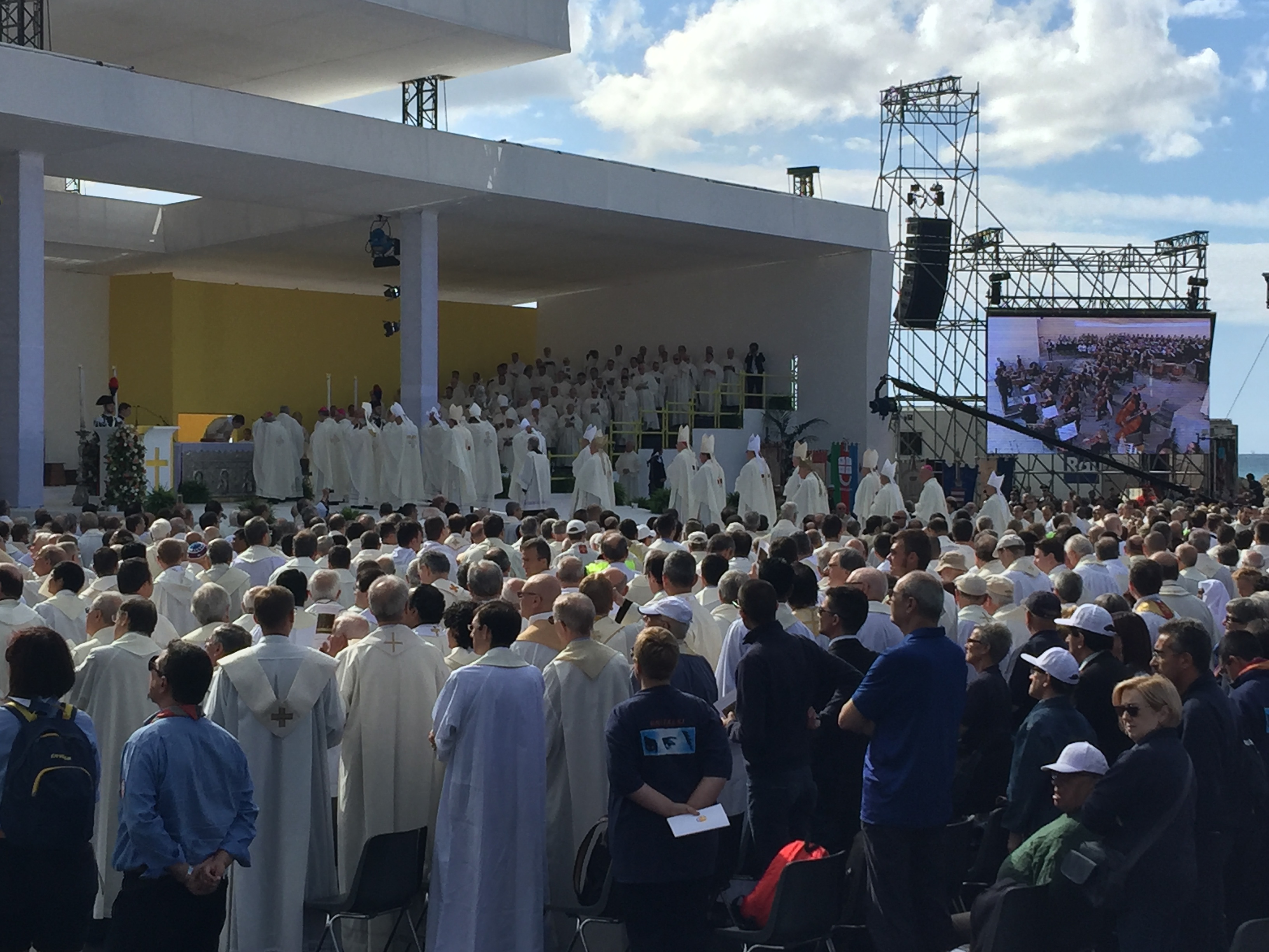 Congresso eucaristico, bagno di folla per la messa finale in piazzale Kennedy