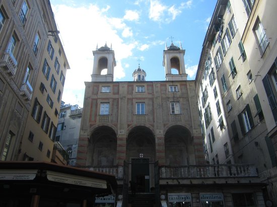 Piazza Banchi, uomo rapinato a colpi di casco: arrestata una coppia