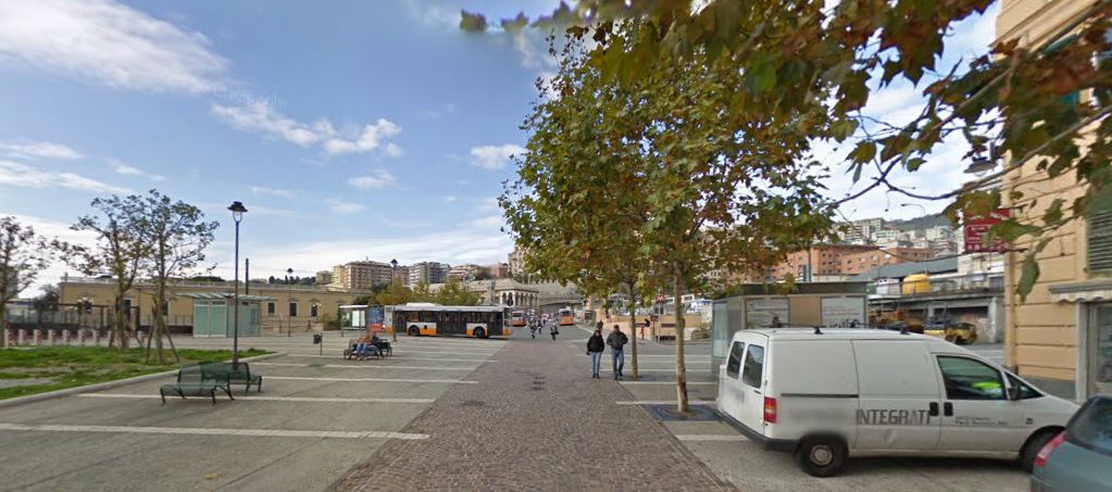 Trova i ladri che gli hanno rubato in macchina, uomo aggredito con calci e pugni