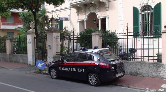 Ruba la borsa a una turista, dopo si pente del furto  e si autodenuncia